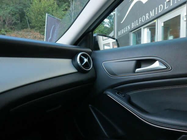 mercedes-benz-gla-bensin-2015-big-15