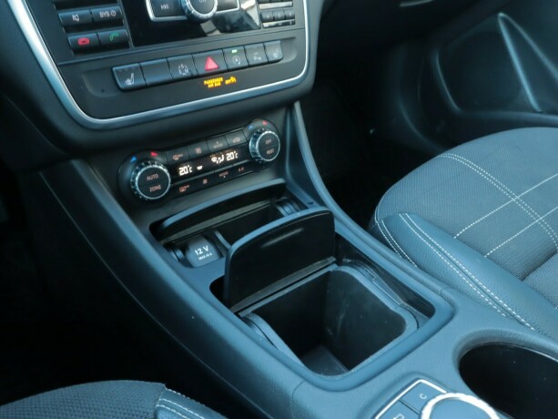 mercedes-benz-gla-bensin-2015-big-14