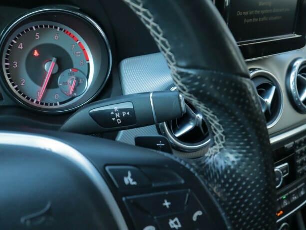 mercedes-benz-gla-bensin-2015-big-16