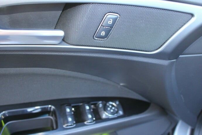 ford-mondeo-elektrisitetbensin-2016-big-14