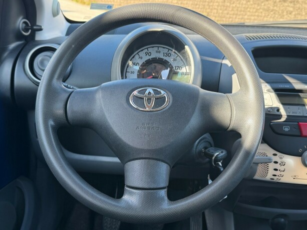 toyota-aygo-bensin-2010-big-6