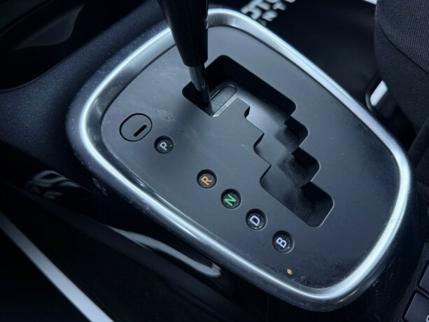 toyota-yaris-elektrisitetbensin-2019-big-27
