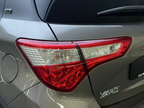 toyota-yaris-elektrisitetbensin-2019-big-6
