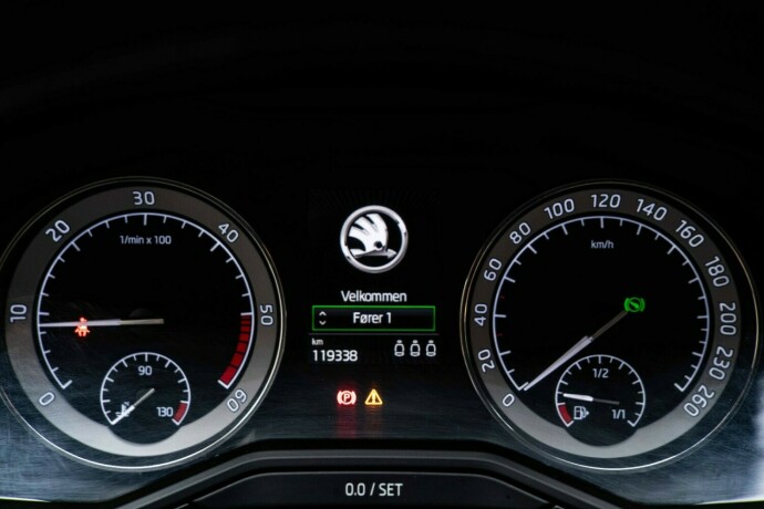skoda-superb-diesel-2017-big-13