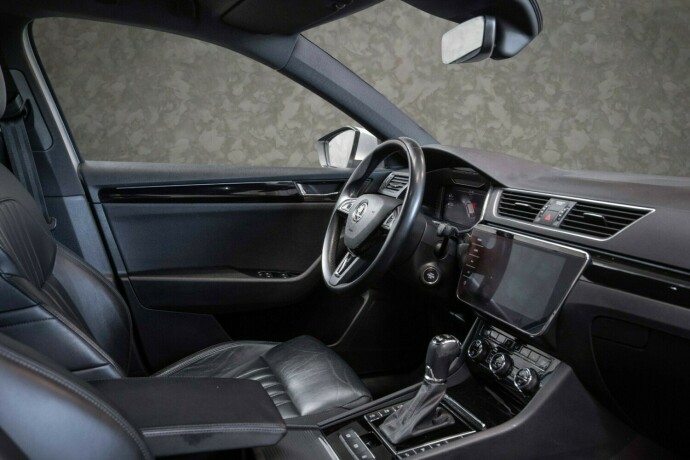 skoda-superb-diesel-2019-big-34