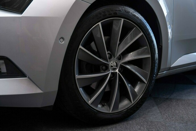 skoda-superb-diesel-2019-big-4