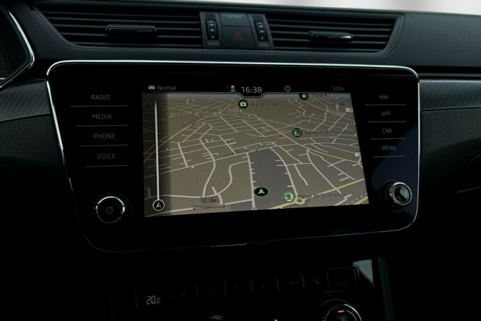 skoda-superb-diesel-2021-big-28