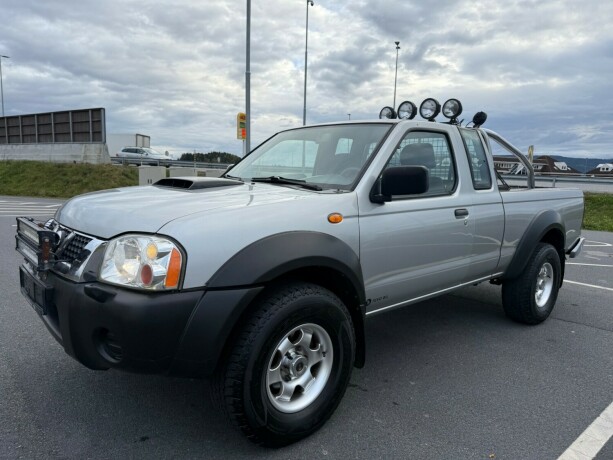 nissan-king-cab-diesel-2009-big-2