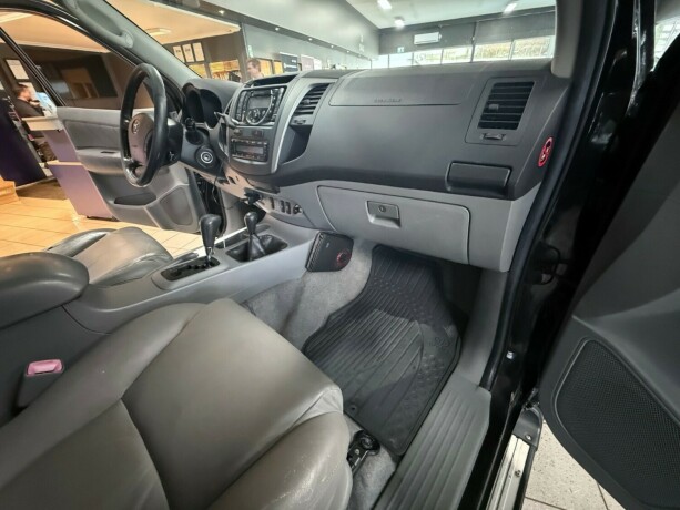 toyota-hilux-diesel-2011-big-25