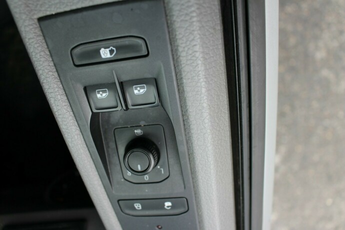 volkswagen-transporter-diesel-2020-big-9