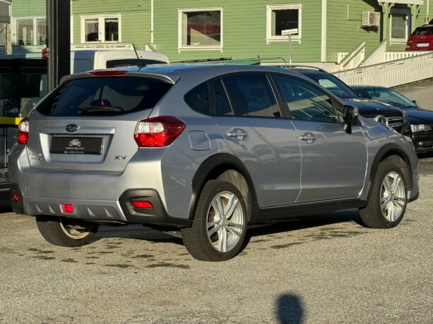 subaru-xv-bensin-2012-big-4