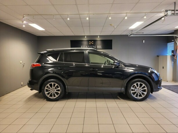 toyota-rav4-elektrisitetbensin-2016-big-2