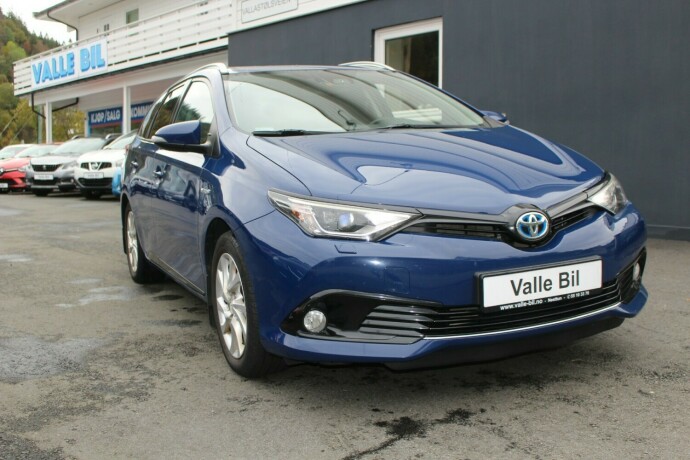 toyota-auris-elektrisitetbensin-2018-big-0