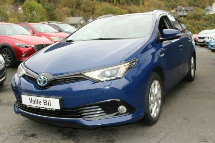 toyota-auris-elektrisitetbensin-2018-big-1