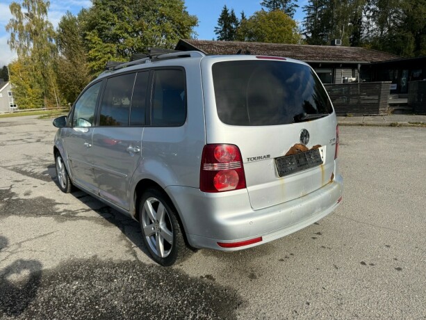 volkswagen-touran-diesel-2010-big-2