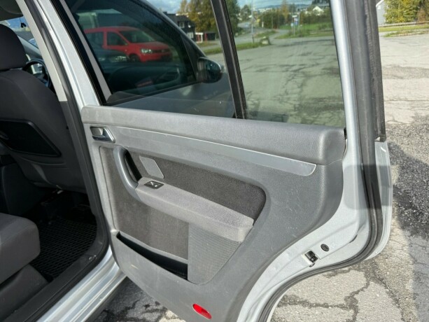 volkswagen-touran-diesel-2010-big-12