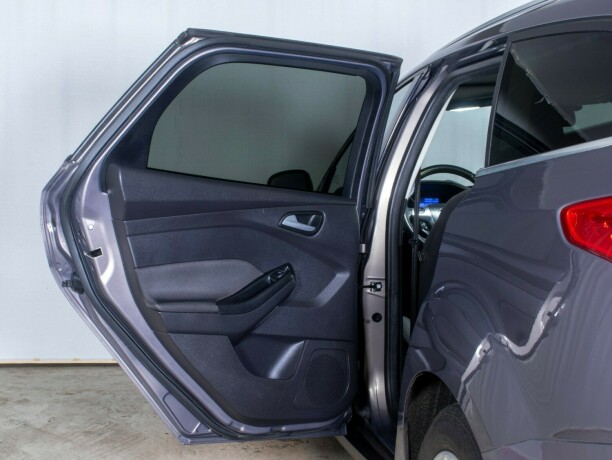 ford-focus-bensin-2013-big-23