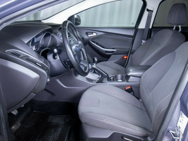 ford-focus-bensin-2013-big-45