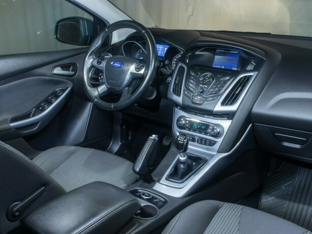 ford-focus-bensin-2013-big-21