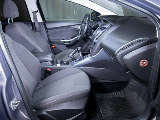 ford-focus-bensin-2013-big-50