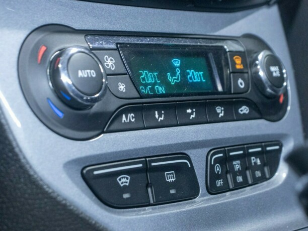 ford-focus-bensin-2013-big-36