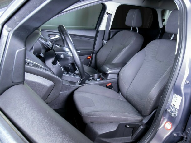 ford-focus-bensin-2013-big-46