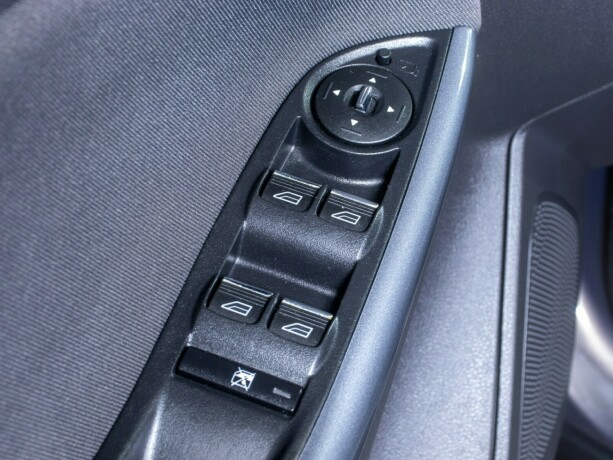 ford-focus-bensin-2013-big-24