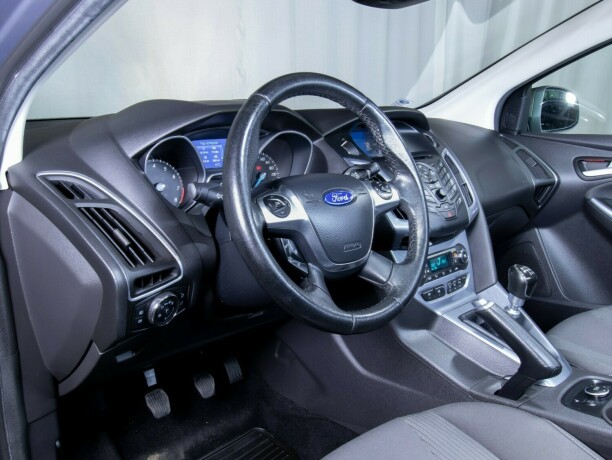 ford-focus-bensin-2013-big-44