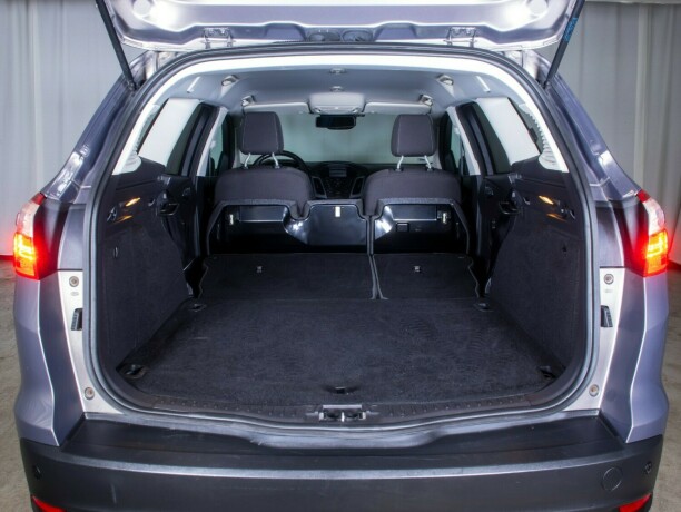 ford-focus-bensin-2013-big-13
