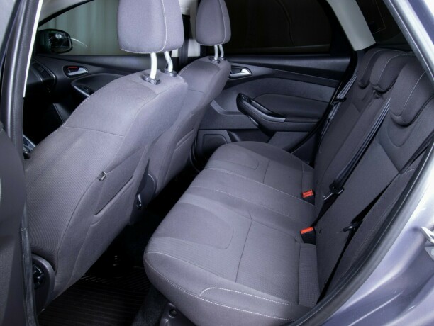 ford-focus-bensin-2013-big-48