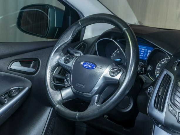 ford-focus-bensin-2013-big-18