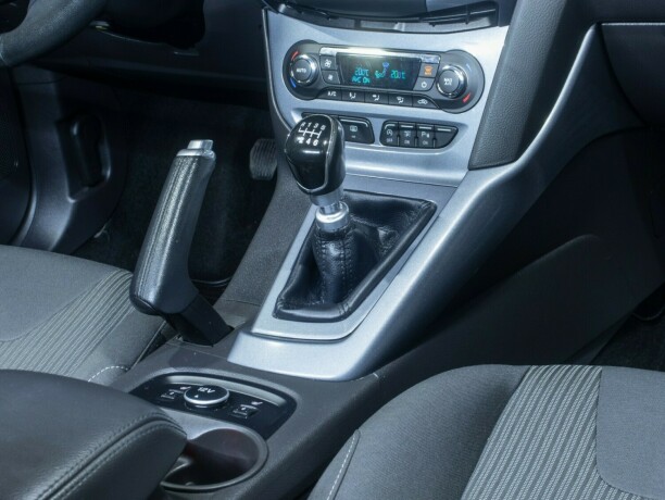 ford-focus-bensin-2013-big-20