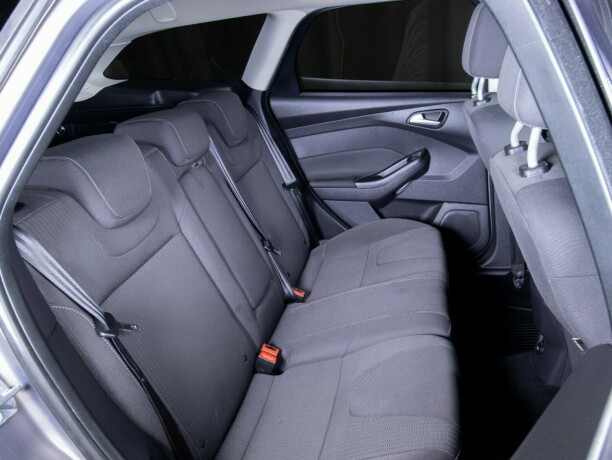 ford-focus-bensin-2013-big-52