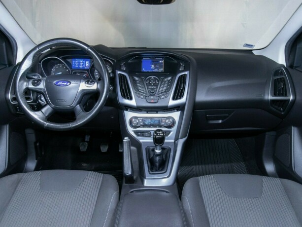 ford-focus-bensin-2013-big-43