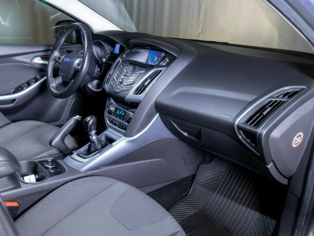 ford-focus-bensin-2013-big-49