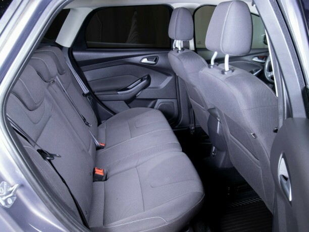 ford-focus-bensin-2013-big-53