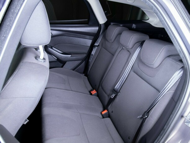 ford-focus-bensin-2013-big-47