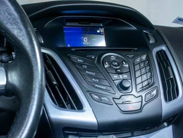ford-focus-bensin-2013-big-35