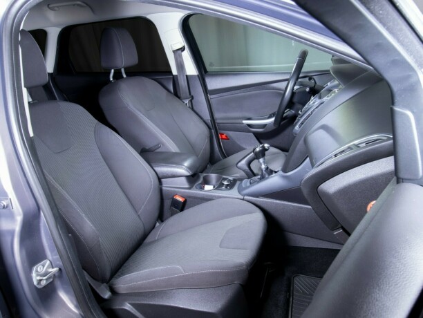 ford-focus-bensin-2013-big-51