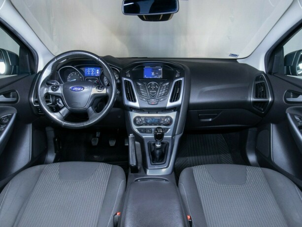ford-focus-bensin-2013-big-42