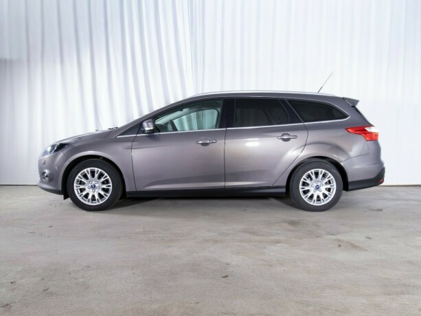 ford-focus-bensin-2013-big-4