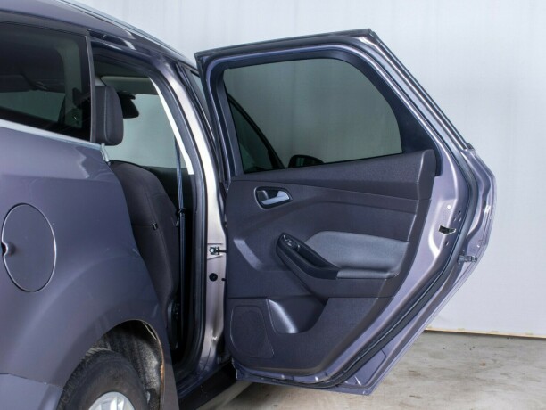 ford-focus-bensin-2013-big-17