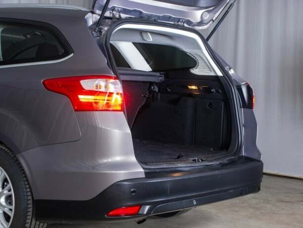 ford-focus-bensin-2013-big-10