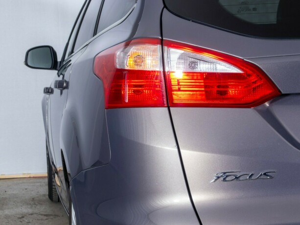 ford-focus-bensin-2013-big-8