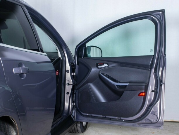 ford-focus-bensin-2013-big-16