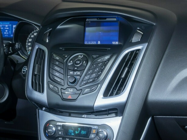 ford-focus-bensin-2013-big-19