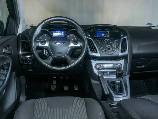 ford-focus-bensin-2013-big-41