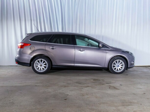 ford-focus-bensin-2013-big-5