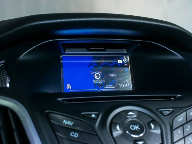ford-focus-bensin-2013-big-34