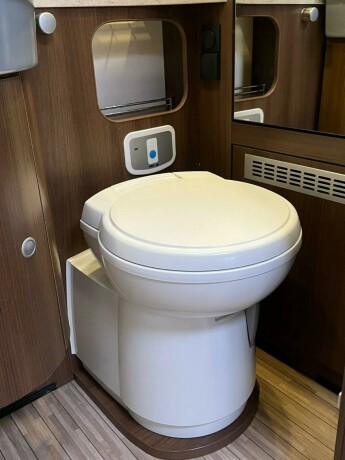 dethleffs-i-7010-2-2-enkle-lave-senger-bak-senkeseng-alde-ac-i-bil-bodel-vinterpakke-god-nyttelast-diesel-2013-big-77